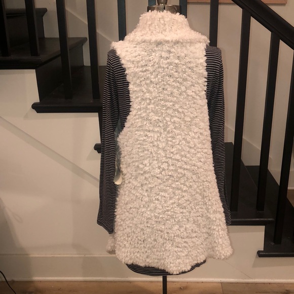 White Faux Fur “Eyelash Flyaway” Vest with Pockets NWT - Picture 7 of 16